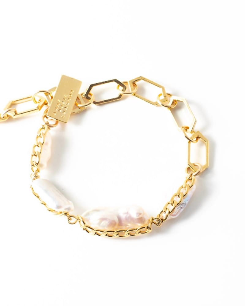 Front of a size O/S Laponie Bracelet in Pearl/Gold in Pearl/Gold by Anne-Marie Chagnon. | dia_product_style_image_id:329228